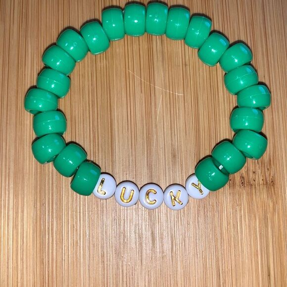Girls Handmade Green Plastic‎ Pony Bead Bracelet 5.7 Lucky St Patrick’s Day - Picture 1 of 2